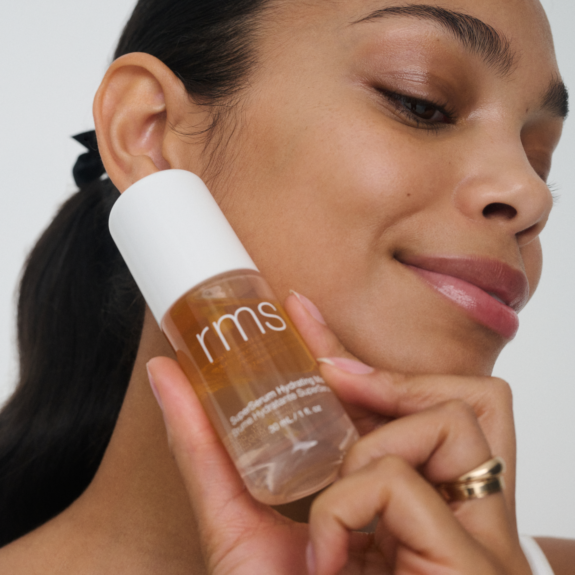 Aplikace hydratační mlhy RMS Beauty SuperSerum Hydrating Mist